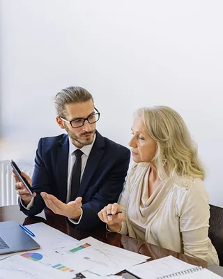 Un conseiller présente une étude à une cliente