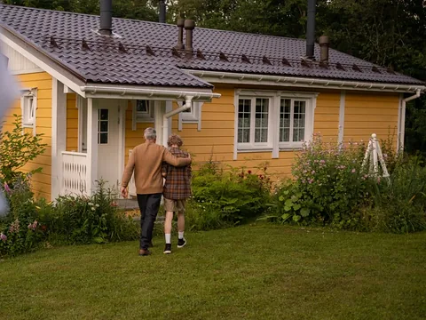 Un grand-père et son petit-fils rentrent vers leur maison