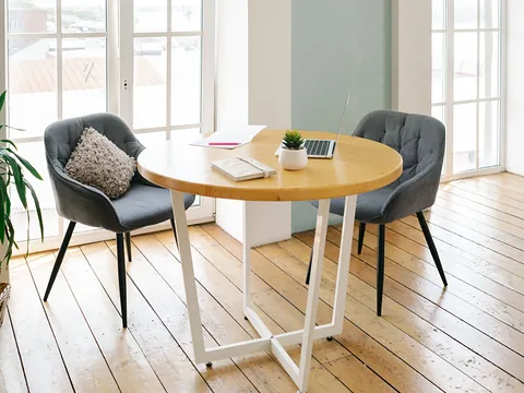 Un espace de rendez-vous lumineux avec une table ronde